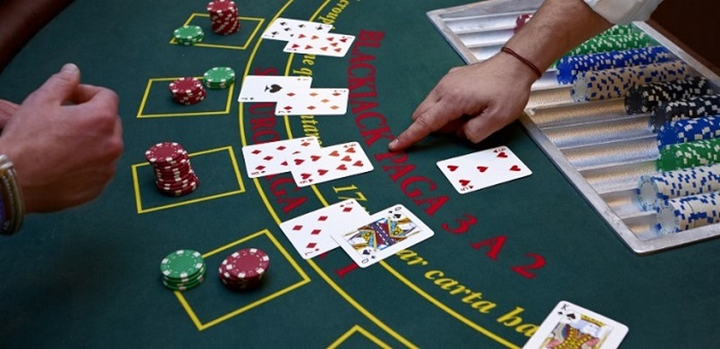 Người chơi khi nắm giữ các quân bài có tổng điểm là 16 thì nên tách bài để chơi hiệu quả